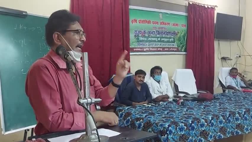 कृषि विज्ञान केंद्र भोजपुर के हेड डा द्विवेदी किसानों को #नेत्रजन #उर्वरक संतुलित प्रयोग के फायदे की जानकारी दे रहे हैं।