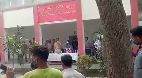 इन पुलिस वाले ने तो चुनाव को ले कर दिया पुरे प्रतेयासी को दिया खुले चुनावती## police#neta#pragyamishra