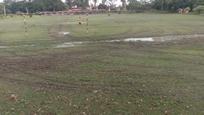 मेहसी: mehsi high school field me car driving kar field ko kharab Kiya ja raha h. #field ke rakh rakhaw me kami ke karan