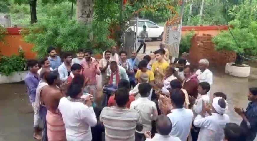 नटेरन: नटेरन की खाई खेड़ा में बुधवार को पानी की मनोकामना को लेकर भजन कीर्तन एवं #भंडारा हुआ