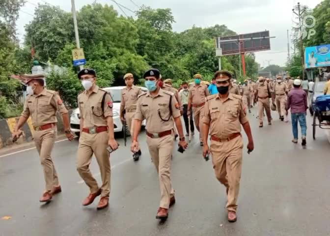 कानपुर के विभिन्न थाना क्षेत्रों में पैदल गश्त कर सुरक्षित माहौल बनाते हुए #बक़रीद की नमाज़ सकुशल सम्पन्न कराई गई।