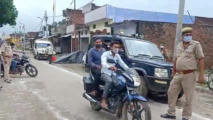 इकौना: इकौना कस्बे के ईदगाह पर चंद लोगों ने कड़ी सुरक्षा व्यवस्था के बीच पढ़ी नमाज़, एसडीएम और सीओ ने किया निरीक्षण #बकरीद
