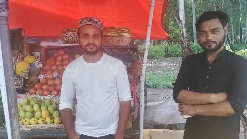 पलिया: भीरा खीरी के रहने वाले दिलशाद बर्तकती जिनकी दुकान का नाम दिलशाद फ्रूट्स शॉप है जिन होने ईद उल अज़हा मुबारक बाद दी#Bhira