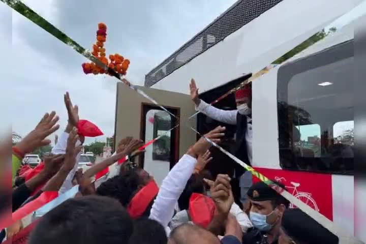 #उन्नाव
#covidगाइडलाइंस
#बाइस_में_बाइसिकल
माननीय अखिलेश यादव जी आज उन्नाव के दौरे पर , जिन्हें देखने के लिए लगी भीड़ जहा