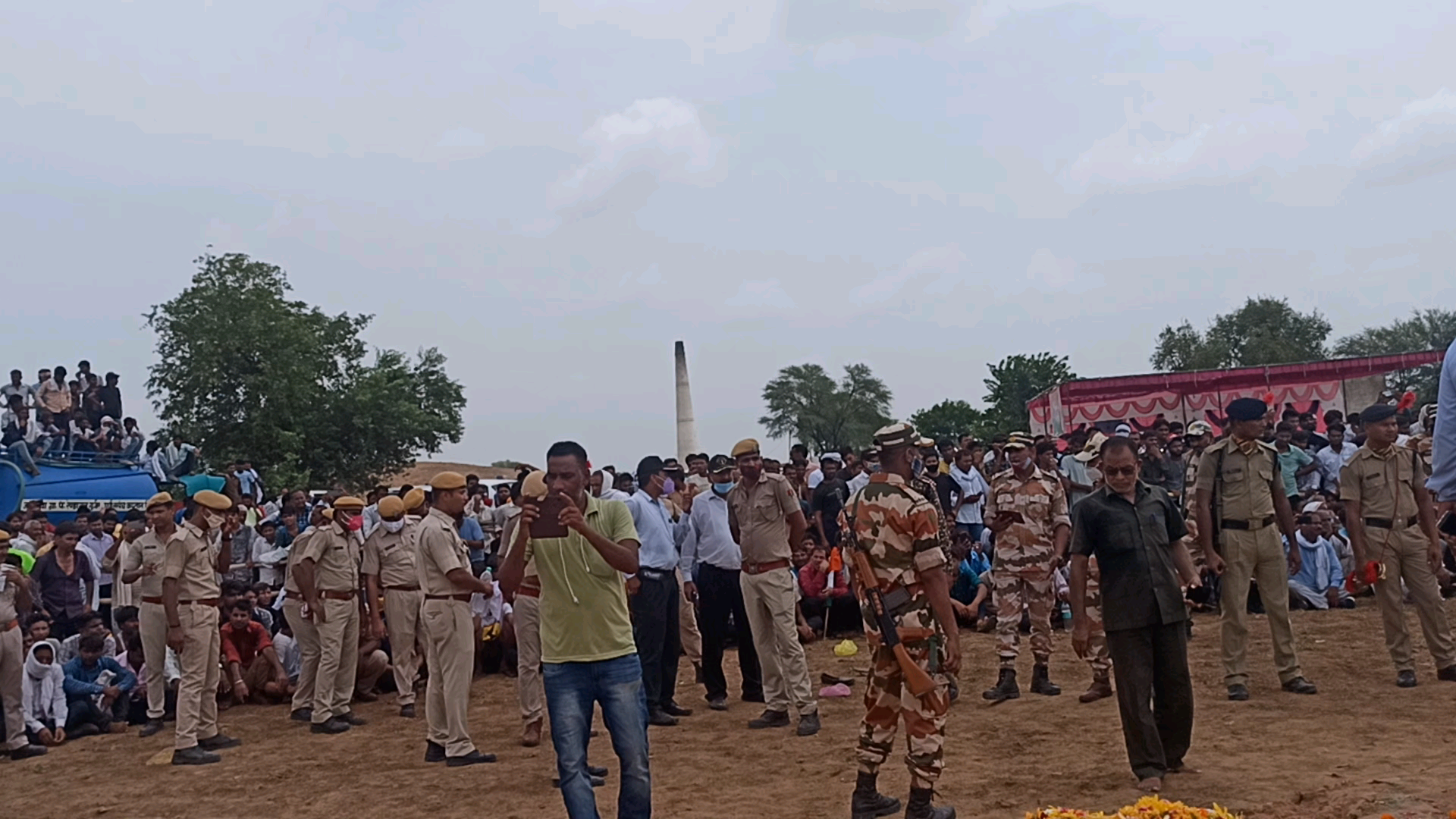 वीर शहीद शिवनारायण मीणा की अंतिम यात्रा में उमड़ा जनसैलाब

भारत के वीर सपूत को  #भावभीनी_श्रद्धांजलि एवं कोटिशः नमन