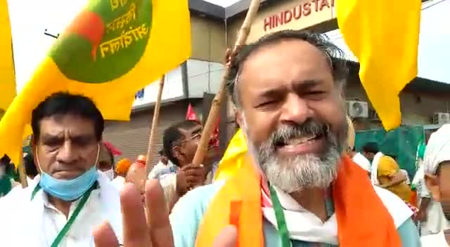 आज एक ऐतिहासिक दिन है जब किसान देश के संसद के सामने जा कर खुद की संसद लगाएगा। - Yogendra Yadav #FarmersParliment #Farme