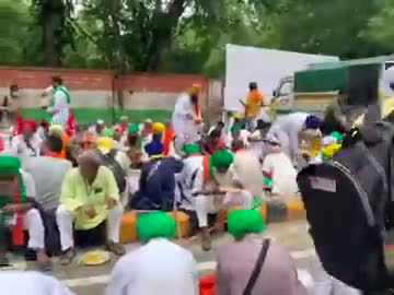 पंजाबी बाग: दिल्ली के जंतर-मंतर पर चल रही #किसान_संसद  में लंच ब्रेक।

#langar #KisanAndolan #farmers #Protest #Delhi