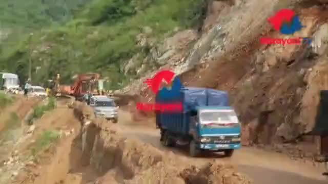 बाल बाल बचा होगा ड्राइबर पहाड़ से टूटा चाटान गिरा सड़क पर  हे भगवान #bihar#allindia#cardraiver#@ pahad