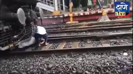 ड्राइवर के सूझ बूझ से बचे बृद्ध की जान।
#indian_railway