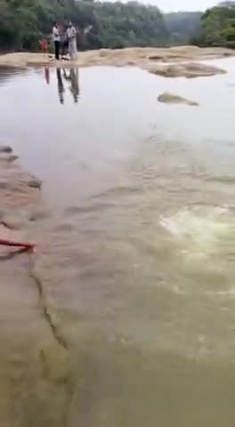 बारिश में कही भी नदी मे नहाने से पहले ध्यान दो, कही शोक खाई मे एसे जान पर भारी न पड जाए #Rescue
