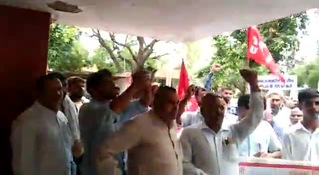 #कैथल
स्वास्थ्य ठेका कर्मचारियों ने किया सीएमओ कार्यालय पर प्रदर्शन।