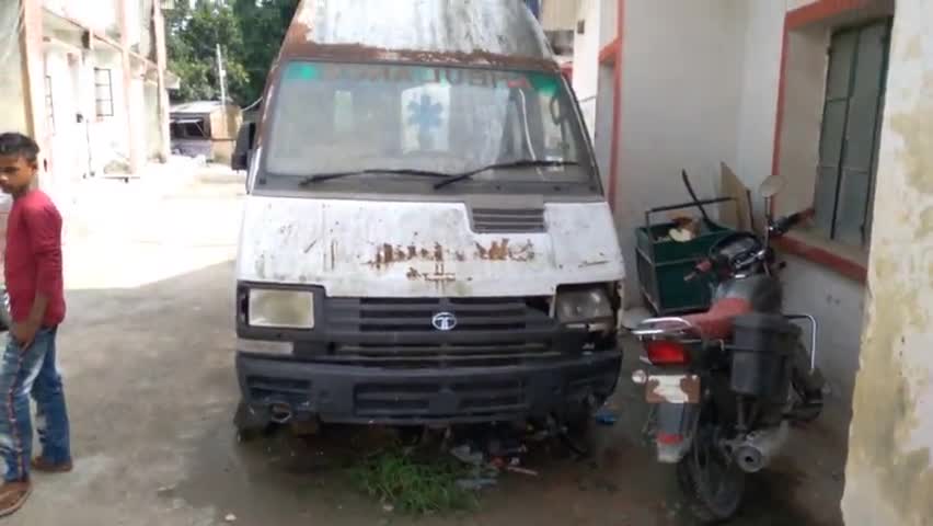 सहरसा:- महिषी प्रखंड एक मात्र महिषी हास्पिटल का 2 एम्बुलेंस में से ऐक एम्बुलेंस का ये है हाल 
#Dm_Saharsa @#Sp_Saharsa
