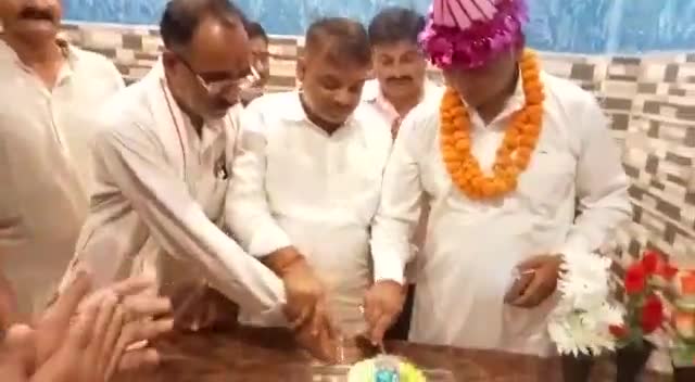 सोरांव: #BJPParyagraj भाजपा महानगर मंत्री सचिन जयसवाल जी का जन्मदिन केक काटकर फाफामऊ में मनाया गया