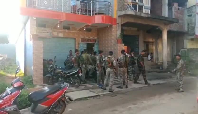 गढ़वा: गढ़वा शहर के स्टेशन रोड के एक होटल में अपराधी छिपे होने की सूचना पर पुलिस ने की छापेमारी
#होटल #छापेमारी