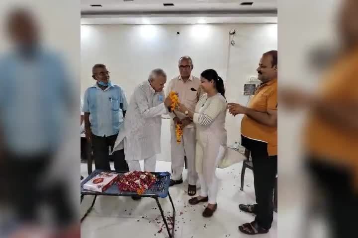 #शिष्टाचार भेंट-
करिश्मा ठाकुर-
अध्यक्ष महिला कांग्रेस उप्र
पूर्व विधायक भूधर नारायण मिश्र जी,चौबेपुर नेकचंद्र पांडे जी