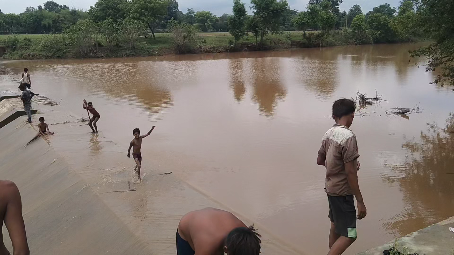 राजनगर: bhari barish ke chalte #Kutiya gaon ki #Nadi mein aage bar log aaye machhali pakdane malamal
