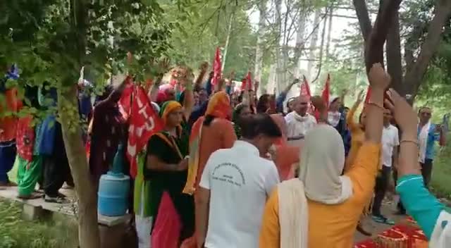 #झज्जर
ठेकाप्रथा के खिलाफ झज्जर में स्वास्थ्य विभाग में लगे ठेका कर्मियों ने की जमकर नारेबाजी।