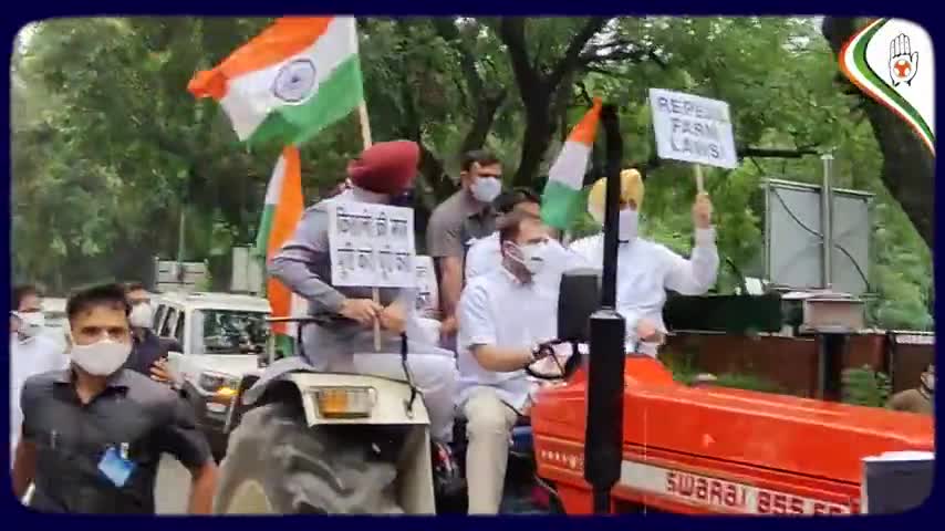किसानों के सम्मान में कांग्रेस पार्टी मैदान में आगे और भी आंदोलन जारी रहेंगे।﻿#i_stand_with_farmers..