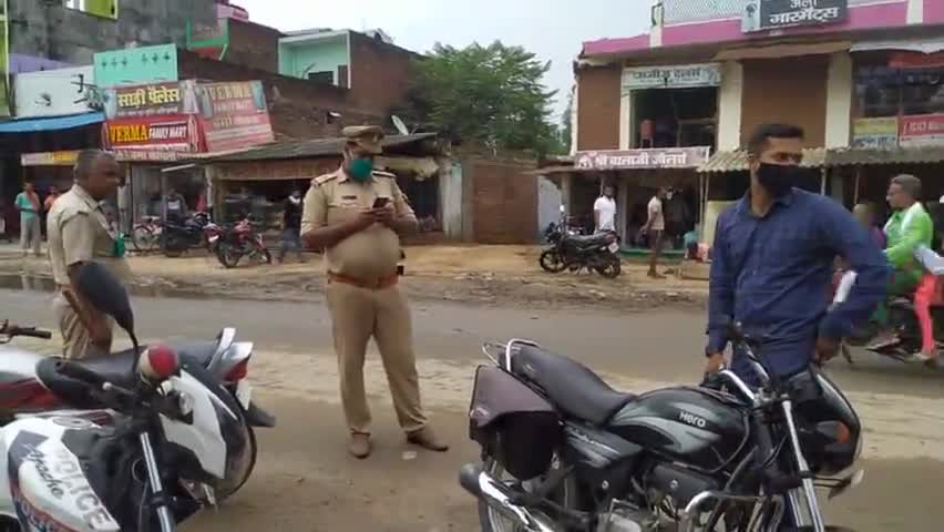 खलीलाबाद: महुली थाना क्षेत्र के #नाथनगर चौराहे पर हल्का #दरोगा सुनील सिंह ने वाहन चेकिंग अभियान चलाकर कई गाड़ियों का किया #इचालान।
