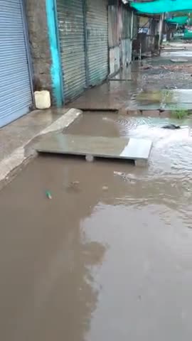 पिछले कई वर्षों से विकास की गंगा इस प्रकार नाली में न बहते हुए, सड़को पर बहती है

बिस्टान रोड़ पीजी कालेज के सामने #खरगोन