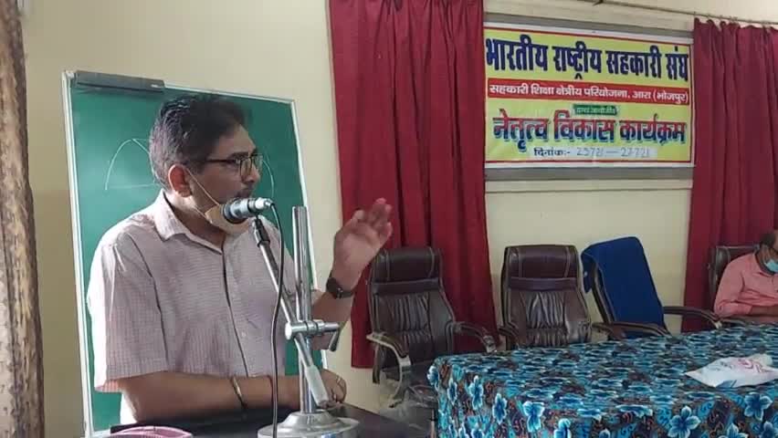 हेड केभीके,भोजपुर डा द्विवेदी #सब्जी की खेती में #प्लास्टिकमल्च/#पॉलीमल्च के लाभ की जानकारी #किसान समूह को दे रहे हैं।
