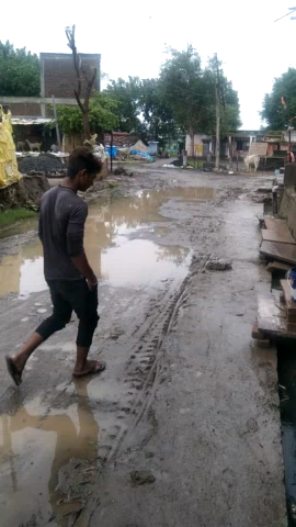 ग्राम छड़ावाद में छतरीपुरा मुल्ले मैं 2 दिन बरसात होने के कारण से लोगों के घरों में पानी घुसा भरा गया#तराना#छड़ावाद