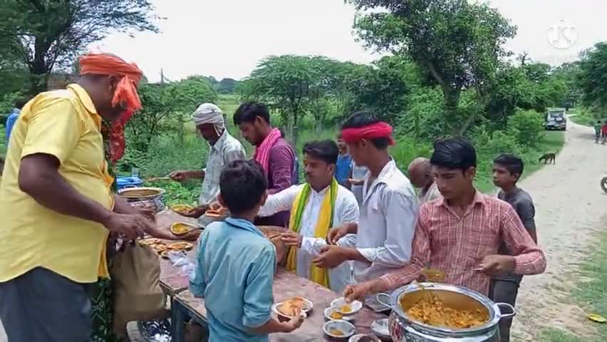 महाराजगंज विकास खंड के जियापुर ग्राम में विशाल भंडारे का आयोजन #अनिल यादव की रिपोर्ट