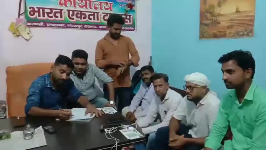 सेवराई: सेवराई तहसील मुख्यालय पर ओमप्रकाश सिंह के कटरे में स्थित मीडिया पॉइंट पर एक शोक सभा का आयोजन हुआ #शोक_सभा