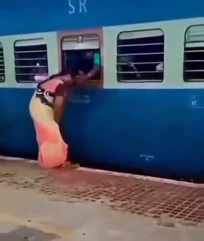 ट्रेन मे चढ़ने के आसान तरीके।।।।।

#Pubilc_App