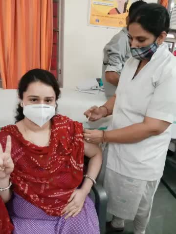जयपुर जवाहर नगर में वैक्सीन की दूसरी डोज लगवाते हुए। #JabWeMet💉
#Breakingnews #viral #news #rajasthan #jaipur #corona