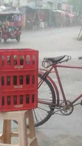 बेगूसराय: मूसलाधार बारिश के कारण रोड पे जमा हो रहा पानी दुकान पे जा रहा है पानी लोगो को आने जाने में हो रही है परेशानी⛈️ #baarish
