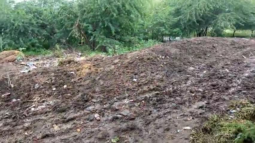 ग्राम पर्वतपुर में रोड पर लोगों ने इतनीदगी कर रखी है लोगों को निकलने में हो रही है समस्या कृपया  सफाई की जाए #news2021