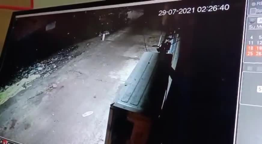 गढ़वा: गढ़वा शहर में नगवां मोहल्ले से मोटरसाइकिल हुई चोरी, चोरी की वारदात सीसीटीवी में कैद #चोरी #सीसीटीवी