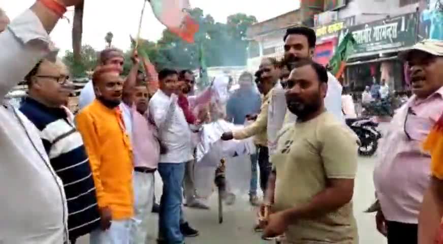 गढ़वा: गढ़वा शहर के रंका मोड़ पर भाजपा युवा मोर्चा ने हेमंत सरकार का किया पुतला दहन #पुतला #दहन