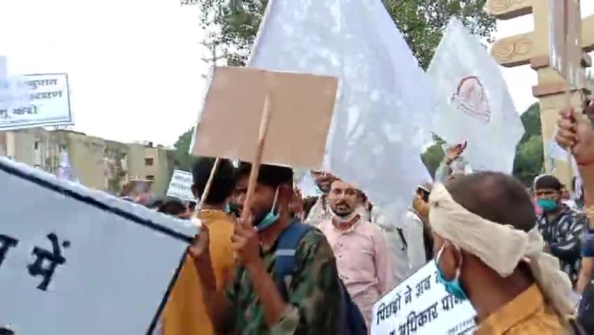 मेरे #सीने में नहीं तो #तेरे सीने में सही ....
हो कहीं भी लेकिन ये #क्रांति की आग जलनी चाहिए !!
-- Drx Kaushal Praja.