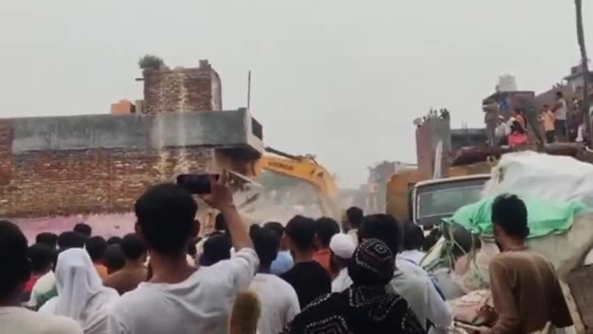 फरीदाबाद: Khori Gaon मे घर तोड़ा जा रहा है सरकार ने  लोगों को डबुआ कॉलोनी में जमीन देने का वादा किया है#KhoriGaon#Faridabad#News