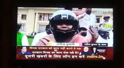 मोहनिया की लोकप्रिय राजद  #विधायक माननीय #संगीता कुमार विधान सभा में सुरक्षा के मांगों को लेकर प्रदर्शन करती हुई।