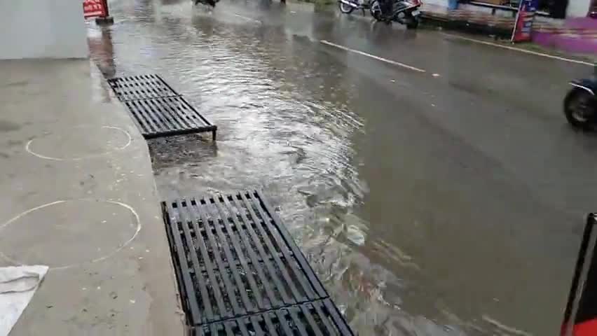 हल्द्वानी - नगर मैं सुबह बारिश होने से शहर मैं  जगह जगह जलभराव की स्थिति बन गई है।
#haldwani #NagarNigamHaldwani