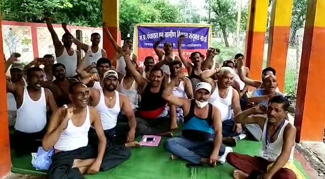 संयुक्त मोर्चा कर्मचारियों द्वारा अर्द्धनग्न होकर किया प्रदर्शन
#मुंगावली#अशोकनगर#मध्यप्रदेश