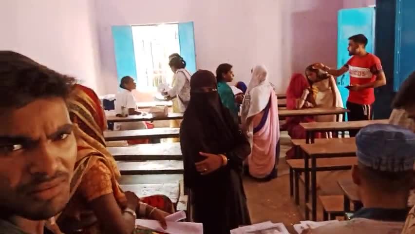 नुआंव: पंजराव के मध्य विद्यालय में कोरोना वैक्सीन लगाते हुए परिजन #covid19vaccinationdrive