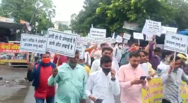 देश की सबसे बड़ी आबादी ओबीसी समाज सड़को पर उतरा #Bhopal_CM_House घेराव 
#OBCमहासभा मिला  #OBC को #NEET में 27% आरक्षण