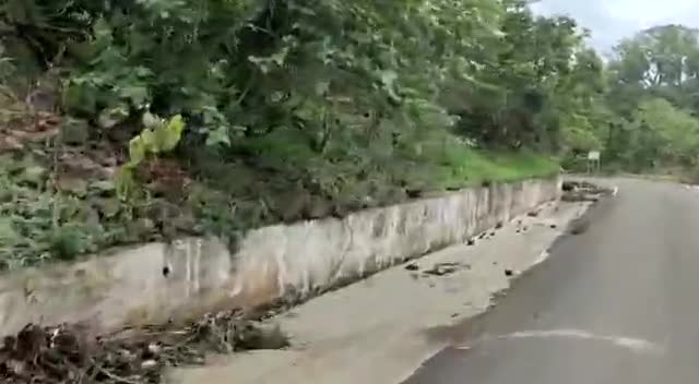 पहाड़ी रास्तों में हो रही है लैंडस्लाइड अत्यंत जरुरी होने पर ही पहाड़ी रास्तो  का उपयोग करें जनहित में जारी
#landslide