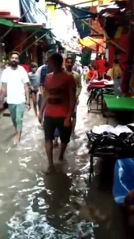 मेहगांव: #mehgaon bajar me nale chok hone se poore bazar ma bhara panee #do fit bhra pooer bajar me panee