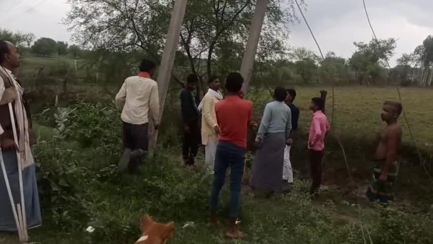 ग्राम #निलाथू थाना बिसंडा का #लगभग 3हफ्तों से खराब पड़ा 63केवीए #ट्रांसफार्मर को बदलवाने के लिए कर रहा प्रयास  #पीसी पटेल