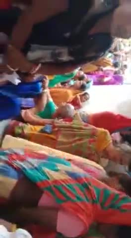 पातेपुर: #पातेपुर हॉस्पिटल में डॉक्टर द्वारा की गई धांधली वैक्सीनेशन के समय लोग सुबह से लाइन में लगे हुए थे@