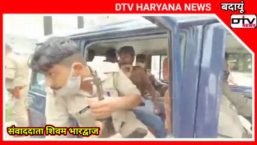 विकास भवन कार्यालय के बाहर इंसाफ मांगा तो पुलिस ने गाड़ी में जबरदस्ती बिठाया बदायूं में #बदायू #उत्तरप्रदेश #इंसाफ