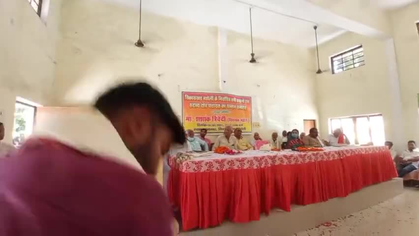 #चीनी_मिल 
महोली से भाजपा समर्थित विधायक शशांक त्रिवेदी ने बताया आखिर कब तक चल सकता है महोली चीनी मिल ।।