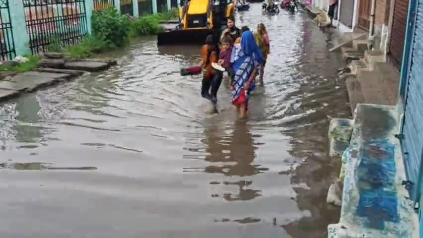 राठ नगर के सामुदायिक स्वास्थ्य केंद्र को जाने वाली मुख्य सड़क, #राठ नगर पालिका की पोल खोल खबर