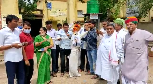 #बांदीकुई: आमागढ़ मामले में गिरफ्तार किये डॉ किरोड़ीलाल की रिहाई को लेकर बांदीकुई sdm कार्यलय पर कार्यकर्ताओं ने किया विरो