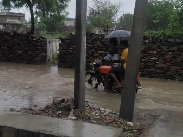 अन्ता: #अंता में समसान घाट रोड़ पर पानी बना राहगीरों की मुसीबत